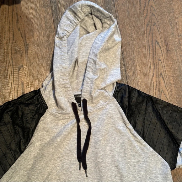 Forever 21 Faux Leather Quilted Shoulder 80s Style Hoodie Grey Black Women's L - Picture 8 of 10